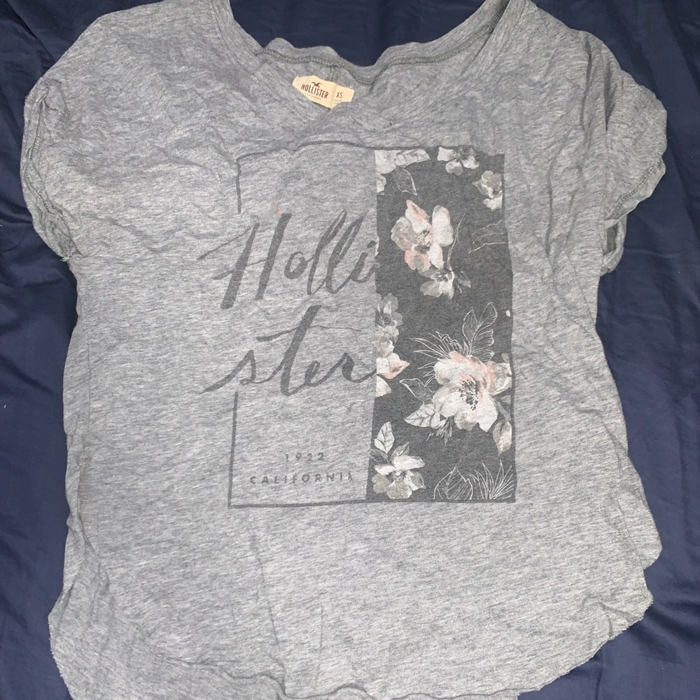 Cute baggie Hollister TShirt